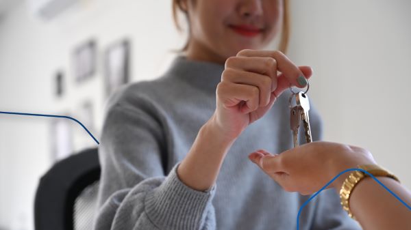 Una mujer cerrando un trato en la venta de una propiedad de una manera efectiva